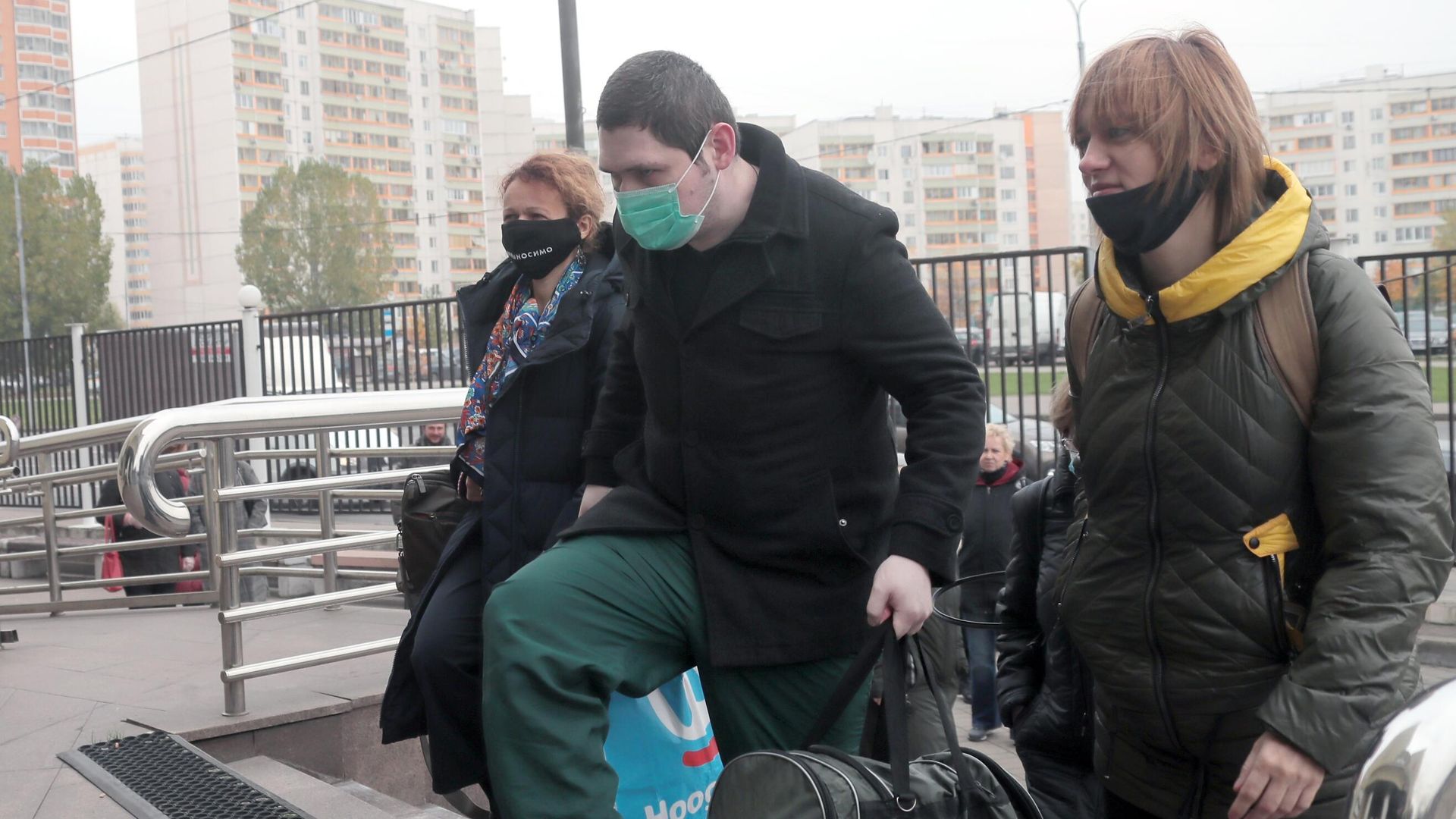 Участник движения Новое величие Павел Ребровский у здания Люблинского районного суда города Москвы - РИА Новости, 1920, 20.11.2020