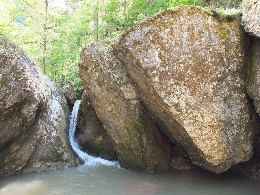 Водопад Камнепад в устье ручья Большой Руфабго Водопад Камнепад в устье ручья Большой Руфабго
