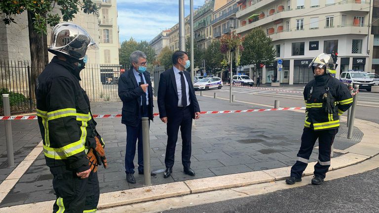 Мэр города Ницца Кристиан Эстрози у места, где неизвестный с ножом напал на прихожан в церкви Нотр-Дам Мэр города Ницца Кристиан Эстрози у места, где неизвестный с ножом напал на прихожан в церкви Нотр-Дам
