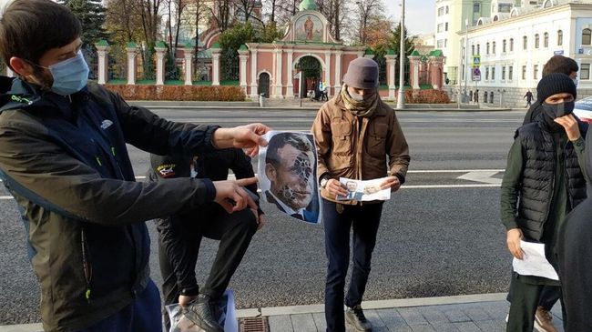 Участники акции против политики президента Франции Эммануэля Макрона у посольства Франции в Москве Участники акции против политики президента Франции Эммануэля Макрона у посольства Франции в Москве
