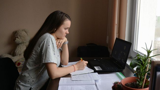 Студентка Уральского федерального университета (УрФУ) во время дистанционного обучения в общежитии Екатеринбурга Студентка Уральского федерального университета (УрФУ) во время дистанционного обучения в общежитии Екатеринбурга