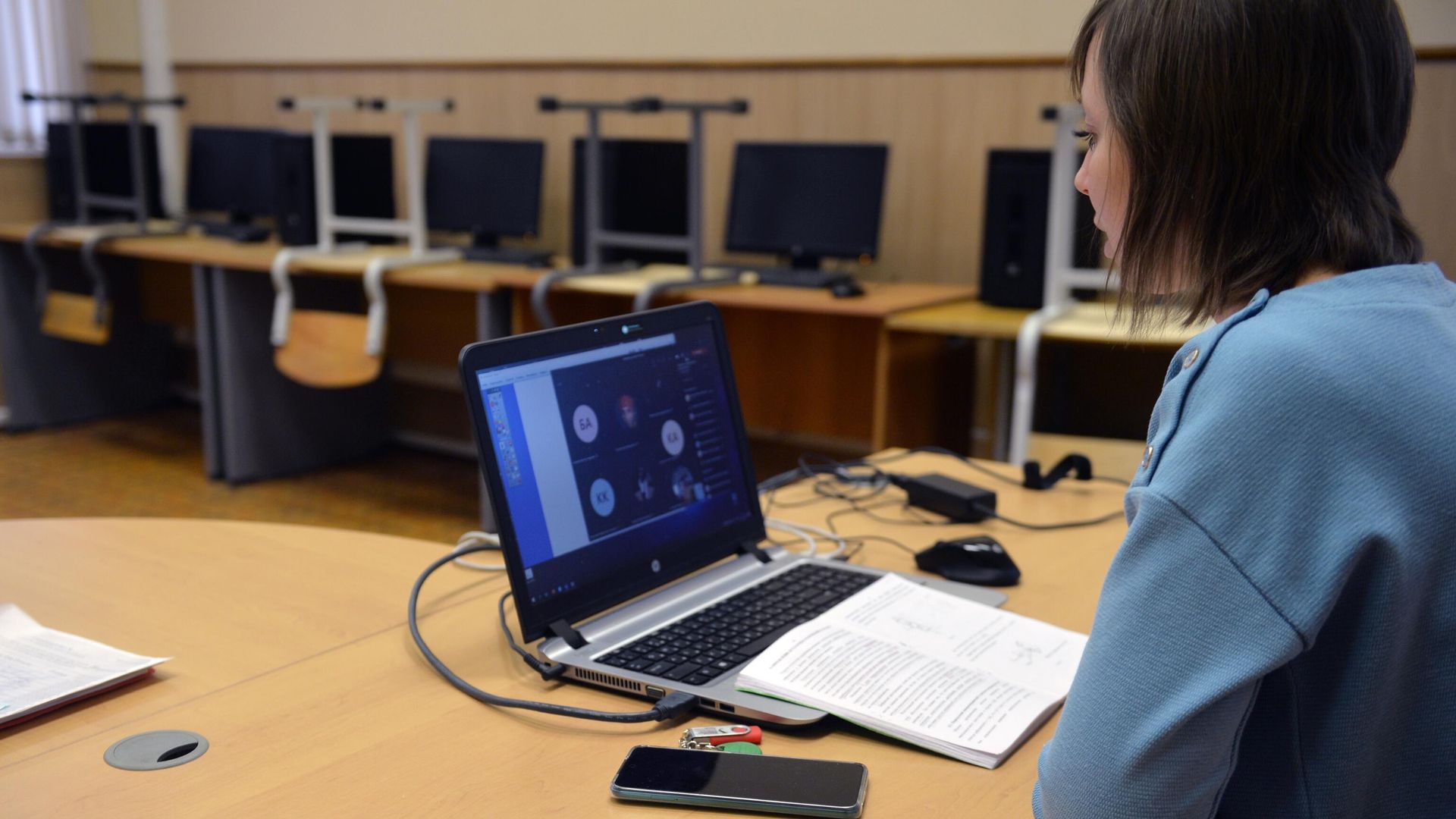 Преподаватель ведет дистанционный семинар из аудитории для студентов Уральского федерального университета Преподаватель ведет дистанционный семинар из аудитории для студентов Уральского федерального университета - РИА Новости, 1920, 09.11.2020