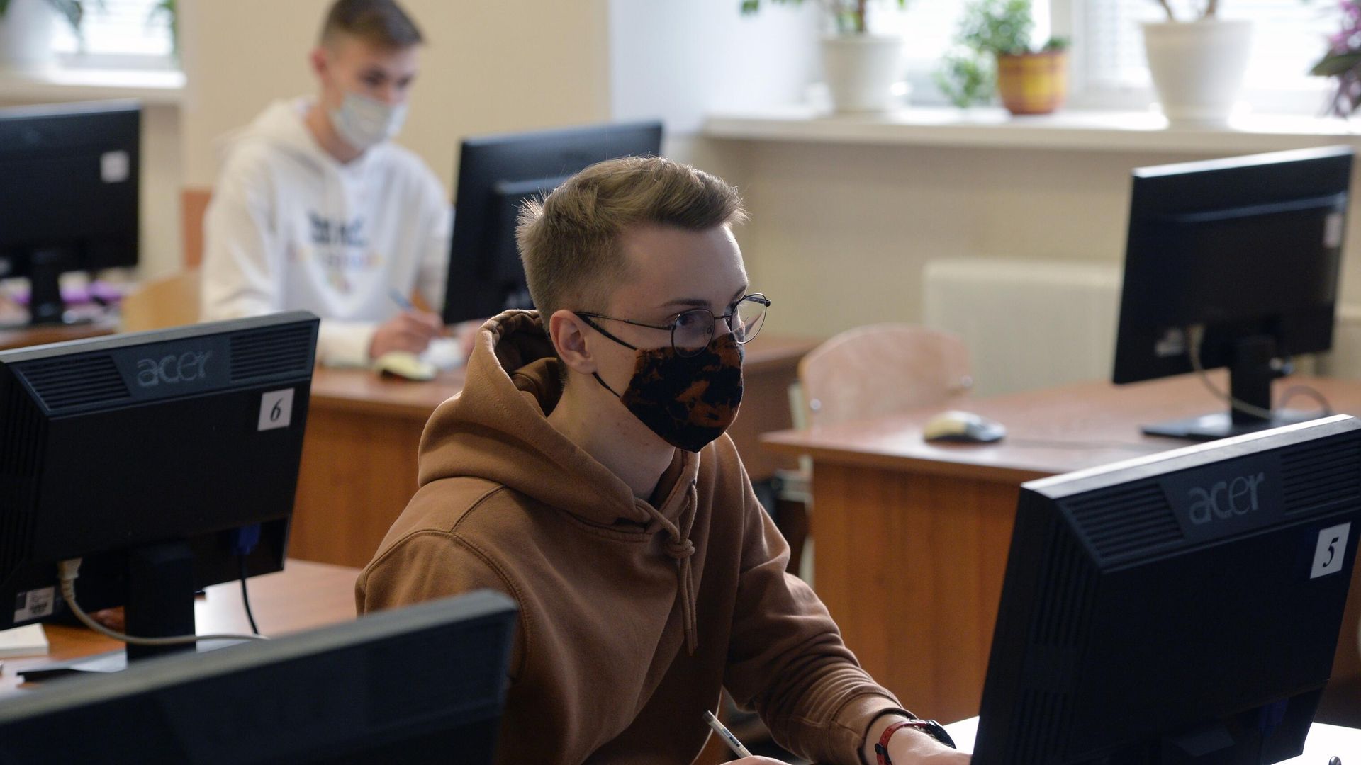 Студент Уральского федерального университета во время семинара в Екатеринбурге Студент Уральского федерального университета во время семинара в Екатеринбурге - РИА Новости, 1920, 30.10.2020