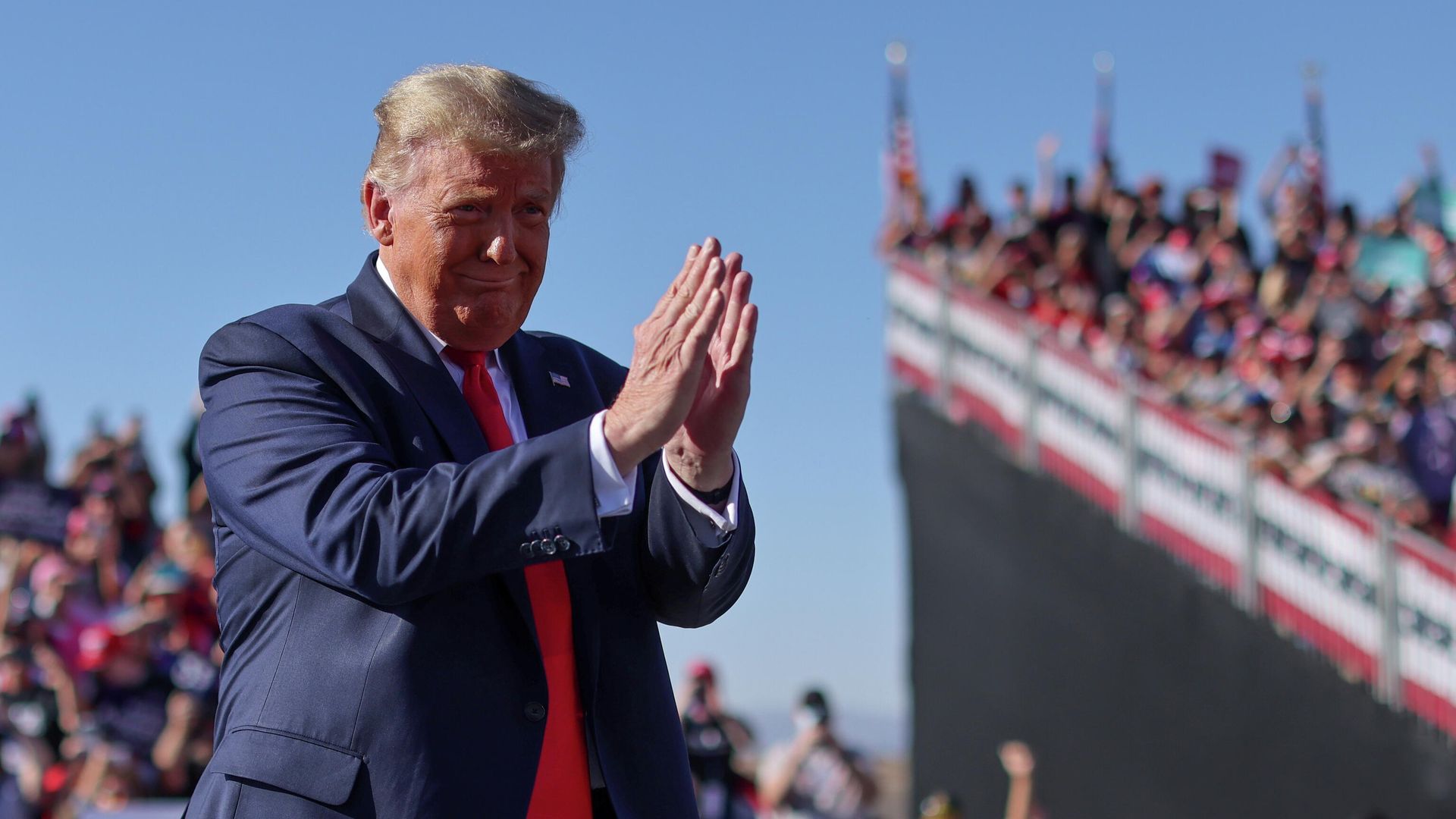 Президент США Дональд Трамп во время встречи со сторонниками в Аризоне Президент США Дональд Трамп во время встречи со сторонниками в Аризоне - РИА Новости, 1920, 30.10.2020