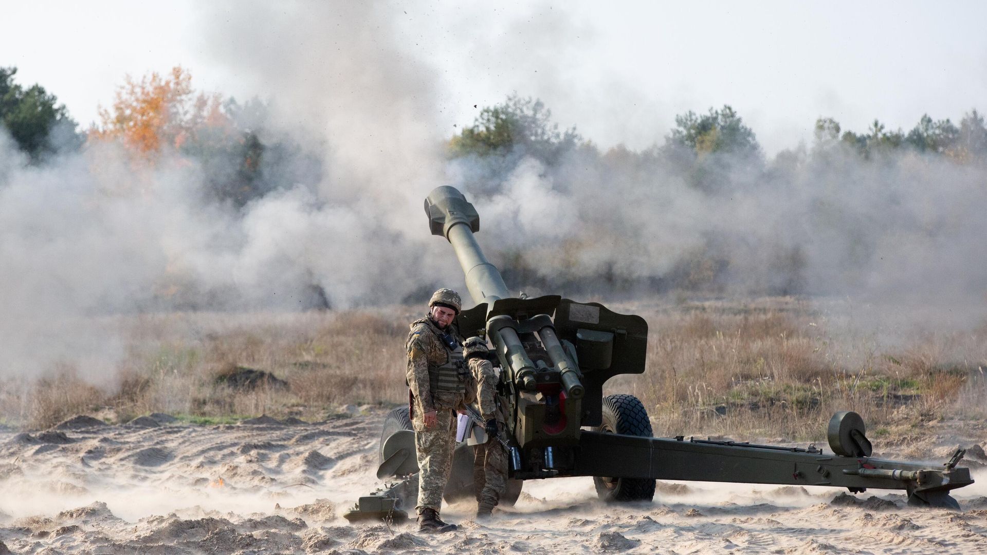 Украинские военнослужащие ведут огонь Украинские военнослужащие ведут огонь - РИА Новости, 1920, 10.05.2022