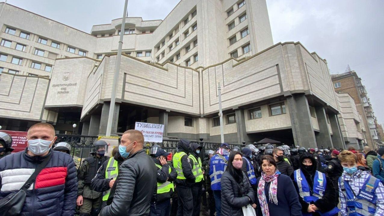 Акция у здания Конституционного суда Украины Акция у здания Конституционного суда Украины - РИА Новости, 1920, 30.10.2020