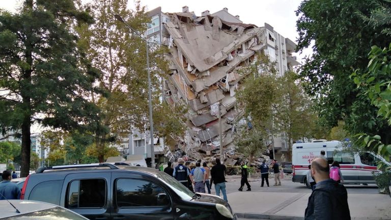 Последствия землетрясения в Измире, Турция Последствия землетрясения в Измире, Турция
