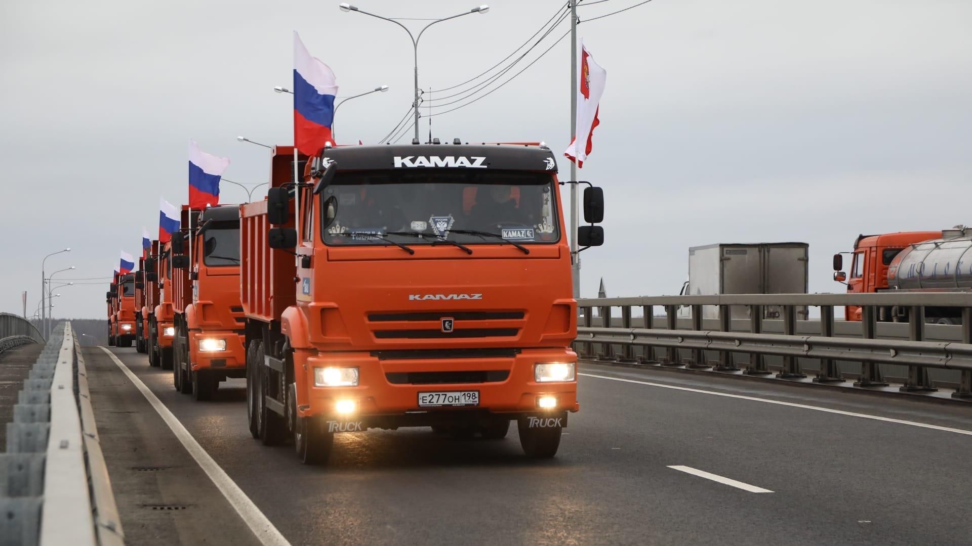 Автомобильное движение по четырехполосному мосту через реку Шексну в Вологодской области Автомобильное движение по четырехполосному мосту через реку Шексну в Вологодской области - РИА Новости, 1920, 30.10.2020