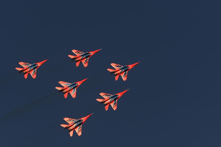 Истребители МиГ-29 пилотажной группы Стрижи выполняют демонстрационный полет на праздновании 250-летия единения Ингушетии с Россией в Сунже Истребители МиГ-29 пилотажной группы Стрижи выполняют демонстрационный полет на праздновании 250-летия единения Ингушетии с Россией в Сунже
