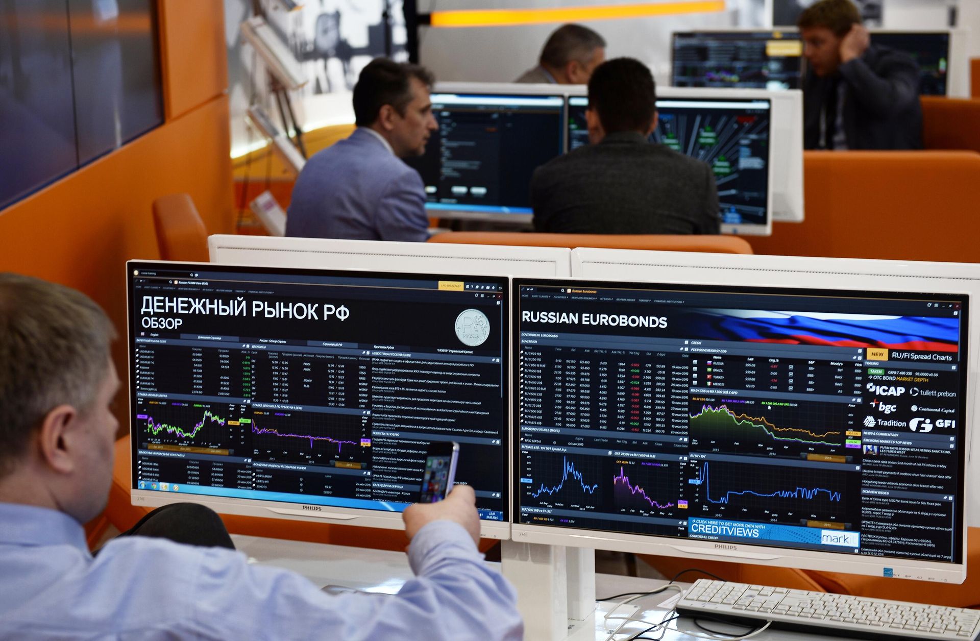 Мониторы с информацией о состоянии денежного рынка РФ Мониторы с информацией о состоянии денежного рынка РФ - РИА Новости, 1920, 22.07.2021