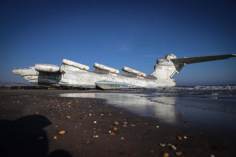 Отечественный экраноплан Лунь на побережье Каспийского моря Отечественный экраноплан Лунь на побережье Каспийского моря