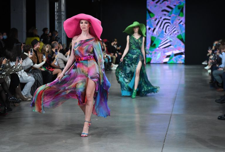 Модели демонстрируют одежду из коллекции Julia Dalakian в рамках Недели моды Mercedes Benz Fashion Week Russia в лофте Надежда Модели демонстрируют одежду из коллекции Julia Dalakian в рамках Недели моды Mercedes Benz Fashion Week Russia в лофте Надежда