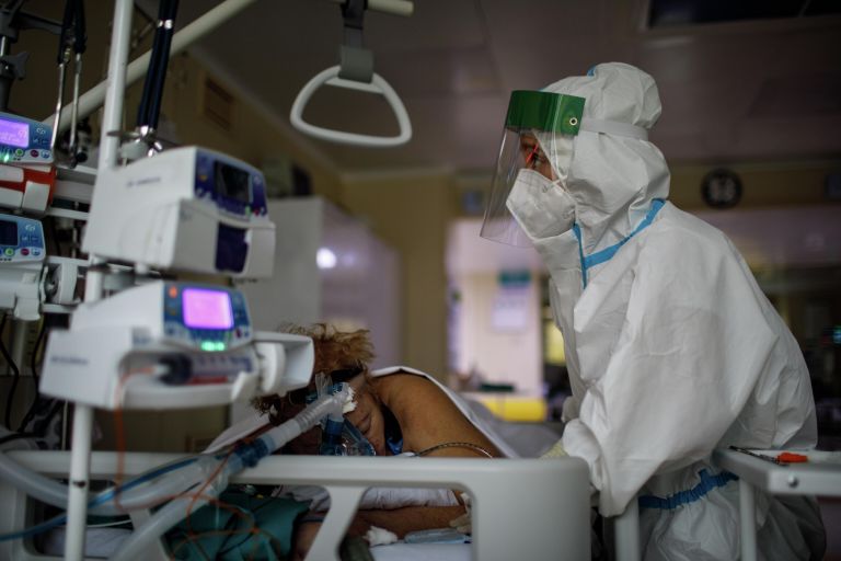 Медицинский работник оказывает помощь пациенту с COVID-19 в отделении реанимации и интенсивной терапии городской клинической больницы № 52 Медицинский работник оказывает помощь пациенту с COVID-19 в отделении реанимации и интенсивной терапии городской клинической больницы № 52