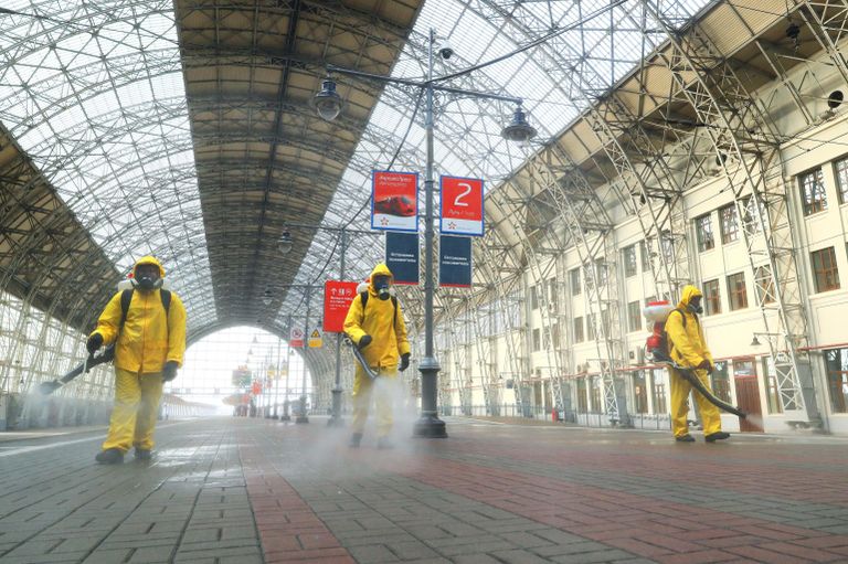 Сотрудники МЧС РФ проводят дезинфекцию платформы Киевского вокзала в Москве в рамках мер по борьбе с распространением коронавирусной инфекции Сотрудники МЧС РФ проводят дезинфекцию платформы Киевского вокзала в Москве в рамках мер по борьбе с распространением коронавирусной инфекции