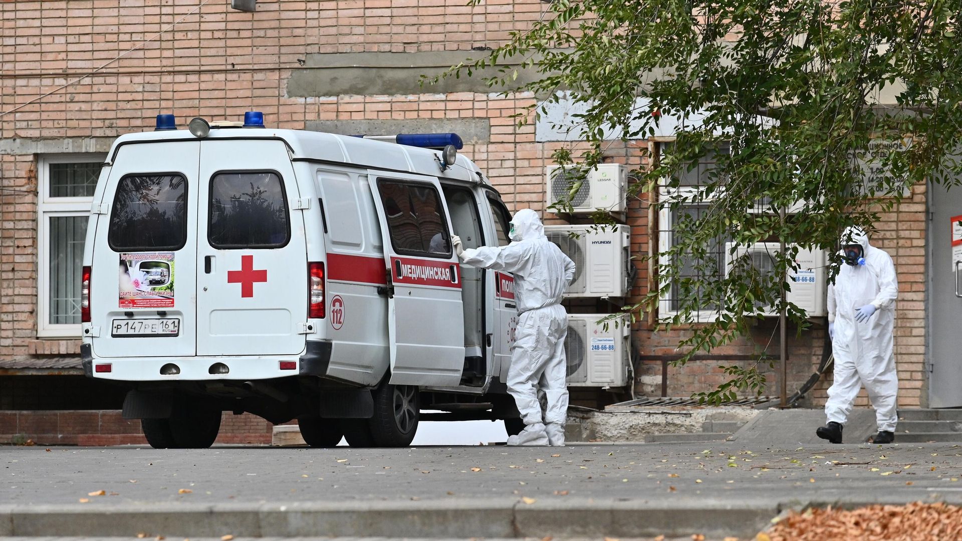 Бригада скорой медицинской помощи возле городской больницы №20 в Ростове-на-Дону Бригада скорой медицинской помощи возле городской больницы №20 в Ростове-на-Дону - РИА Новости, 1920, 20.11.2020
