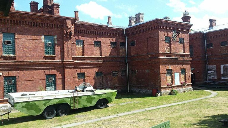 Здание военной тюрьмы в Каросте, Латвия Здание военной тюрьмы в Каросте, Латвия