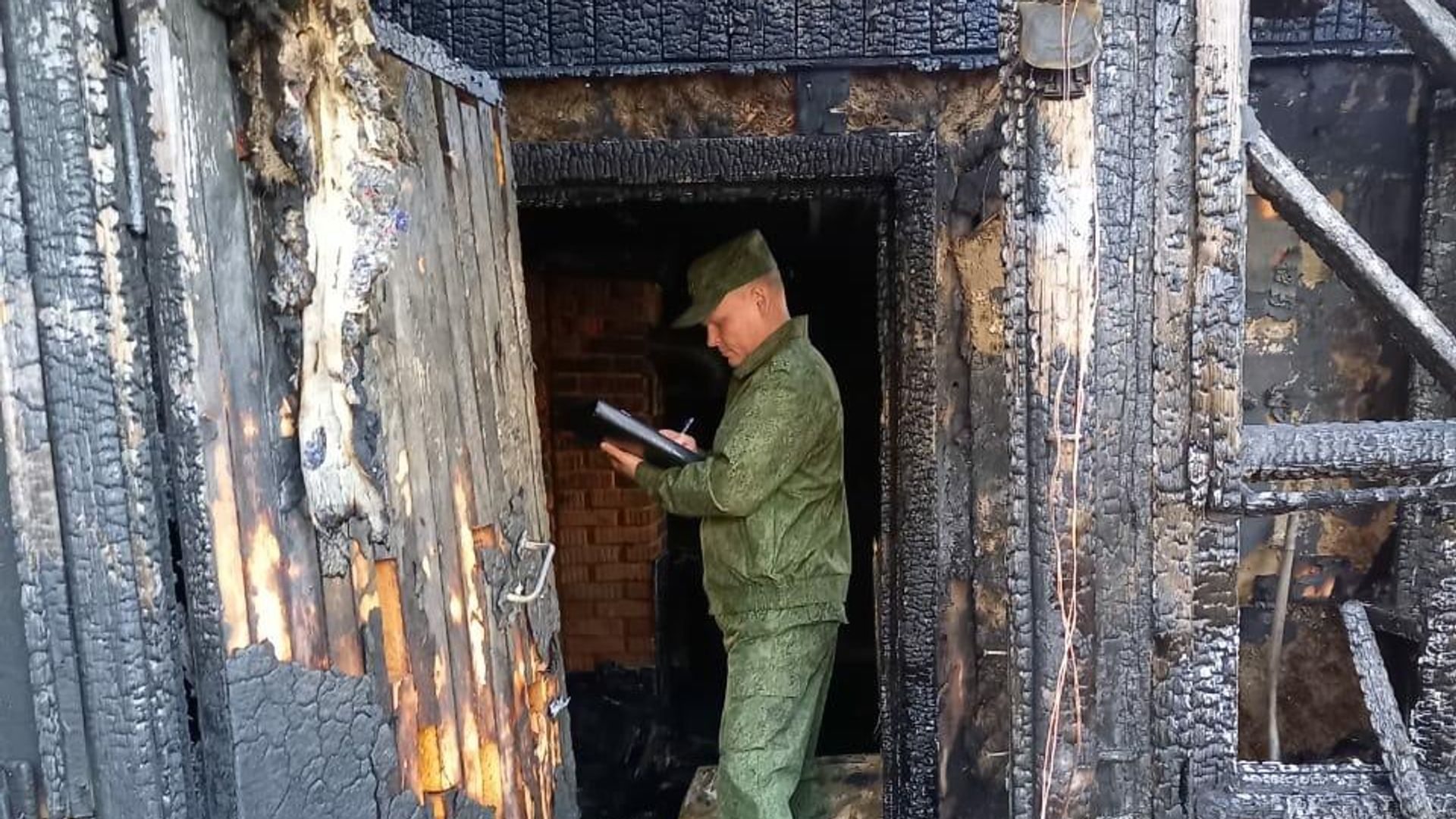Пожар в городе Котовск, где погибла женщина и двое ее детей Пожар в городе Котовск, где погибла женщина и двое ее детей - РИА Новости, 1920, 31.10.2020