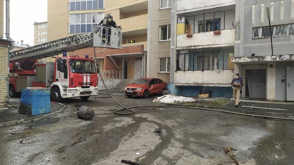 Сотрудники МЧС на месте взрыва кислородной будки в поликлинике горбольницы №2 Челябинска Сотрудники МЧС на месте взрыва кислородной будки в поликлинике горбольницы №2 Челябинска - РИА Новости, 1920, 31.10.2020