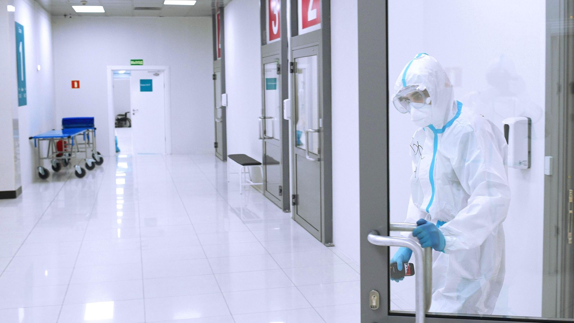 Медицинский работник во временном госпитале для пациентов с COVID-19 в автомобильном торговом центре Москва Медицинский работник во временном госпитале для пациентов с COVID-19 в автомобильном торговом центре Москва - РИА Новости, 1920, 01.11.2020