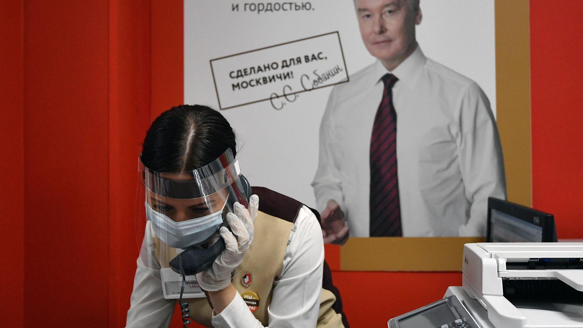 Специалист филиала центра госуслуг Специалист филиала центра госуслуг - РИА Новости, 1920, 02.11.2020