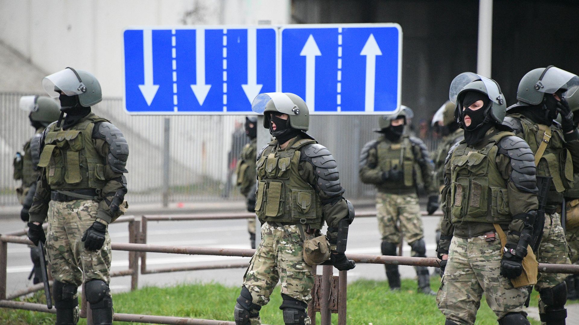 Сотрудники правоохранительных органов на несанкционированной акции Дзяды в Минске Сотрудники правоохранительных органов на несанкционированной акции Дзяды в Минске - РИА Новости, 1920, 20.06.2021