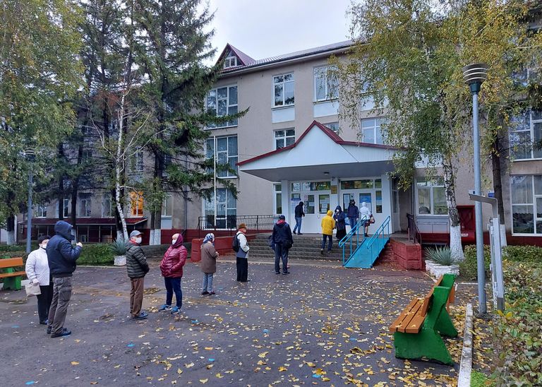 Избиратели стоят в очереди на избирательный участок в Кишиневе, чтобы принять участие в выборах президента Молдавии