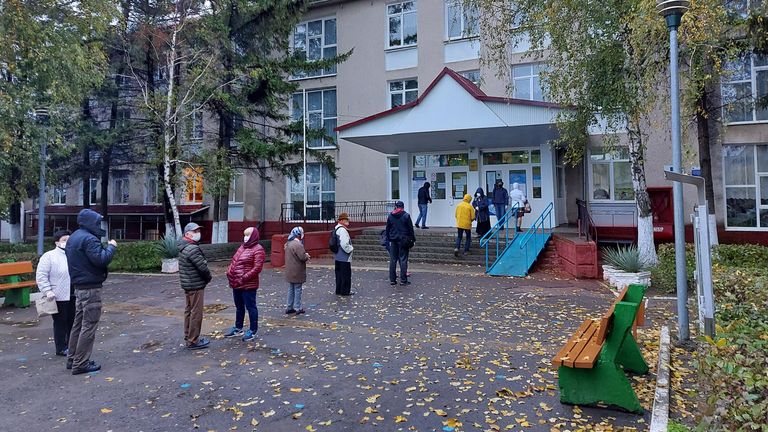 Избиратели стоят в очереди на избирательный участок в Кишиневе, чтобы принять участие в выборах президента Молдавии Избиратели стоят в очереди на избирательный участок в Кишиневе, чтобы принять участие в выборах президента Молдавии