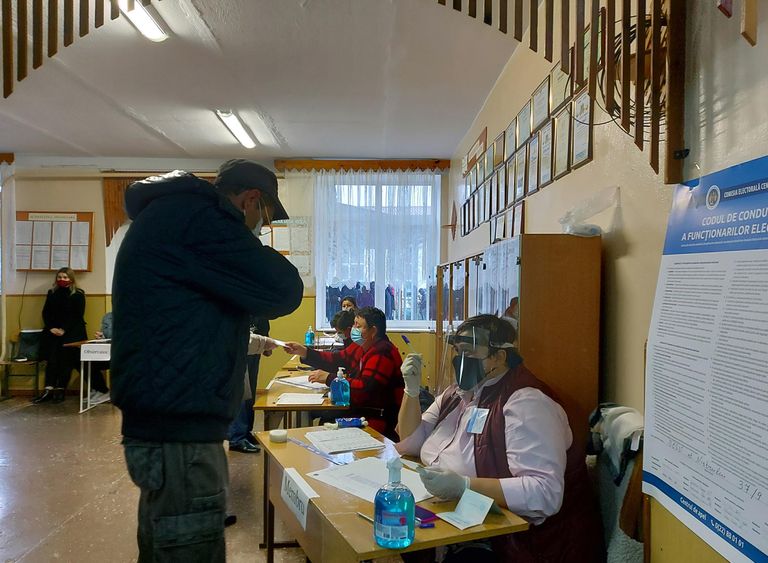 Мужчина голосует на всеобщих выборах президента Молдавии на одном из участков в Кишиневе