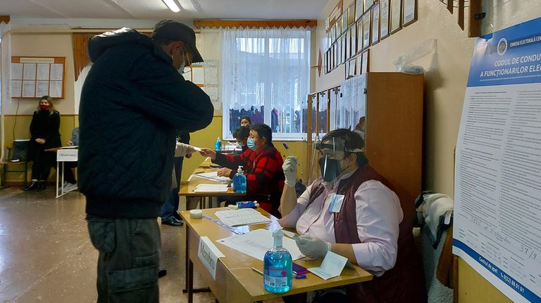 Мужчина голосует на всеобщих выборах президента Молдавии на одном из участков в Кишиневе Мужчина голосует на всеобщих выборах президента Молдавии на одном из участков в Кишиневе