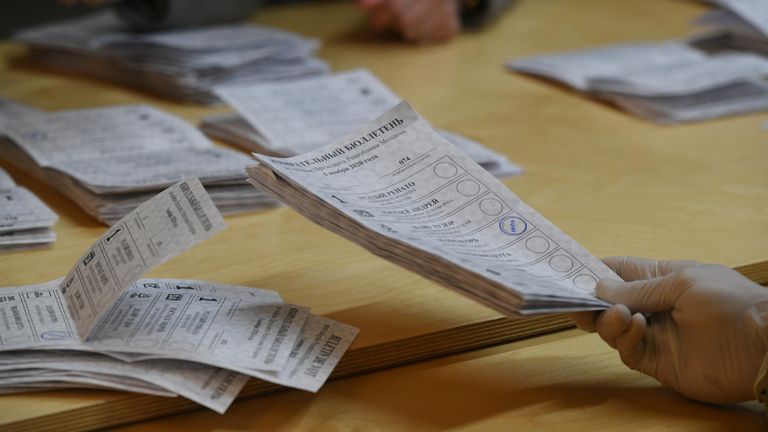 Подсчет голосов на избирательном участке в Кишиневе, после завершения голосования на выборах президента Молдавии Подсчет голосов на избирательном участке в Кишиневе, после завершения голосования на выборах президента Молдавии