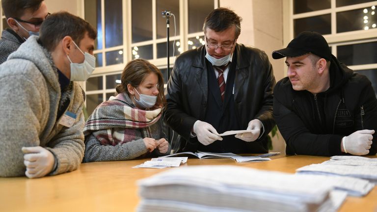 Подсчет голосов на избирательном участке в Кишиневе, после завершения голосования на выборах президента Молдавии Подсчет голосов на избирательном участке в Кишиневе, после завершения голосования на выборах президента Молдавии