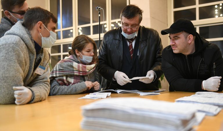 Подсчет голосов на избирательном участке в Кишиневе, после завершения голосования на выборах президента Молдавии