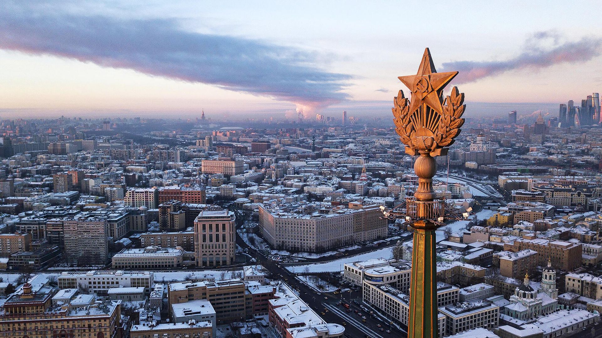 Звезда на крыше высотного здания на Котельнической набережной в Москве Звезда на крыше высотного здания на Котельнической набережной в Москве - РИА Новости, 1920, 02.11.2020