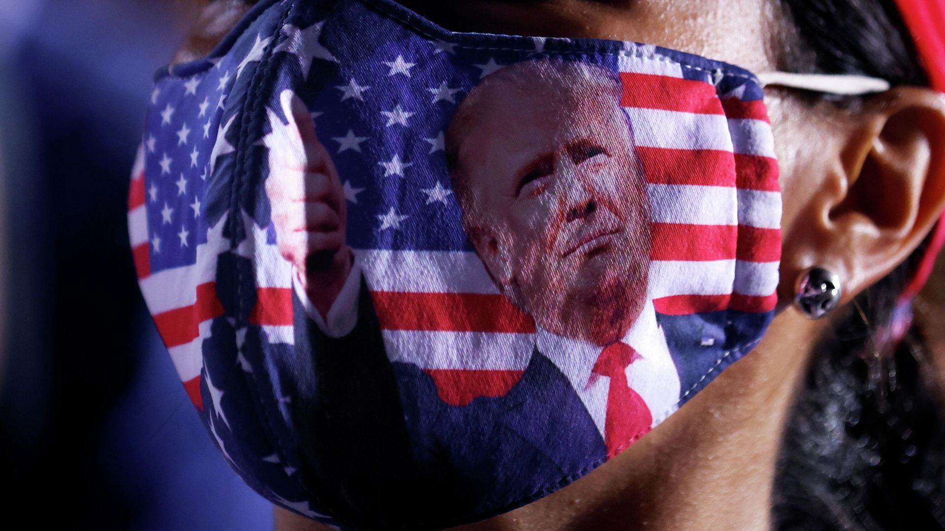 Сторонница президента США Дональда Трампа в маске на митинге в Опа-Локке, Флорида, США, 2 ноября 2020 года Сторонница президента США Дональда Трампа в маске на митинге в Опа-Локке, Флорида, США, 2 ноября 2020 года - РИА Новости, 1920, 03.11.2020