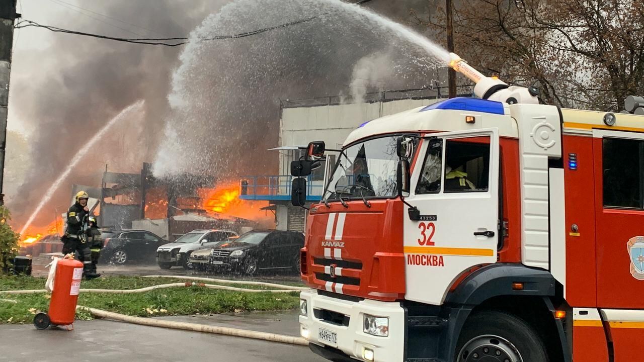 Пожар на складе с газовыми баллонами на улице Газопровод (район Чертаново Южное). Москва Пожар на складе с газовыми баллонами на улице Газопровод (район Чертаново Южное). Москва - РИА Новости, 1920, 02.11.2020