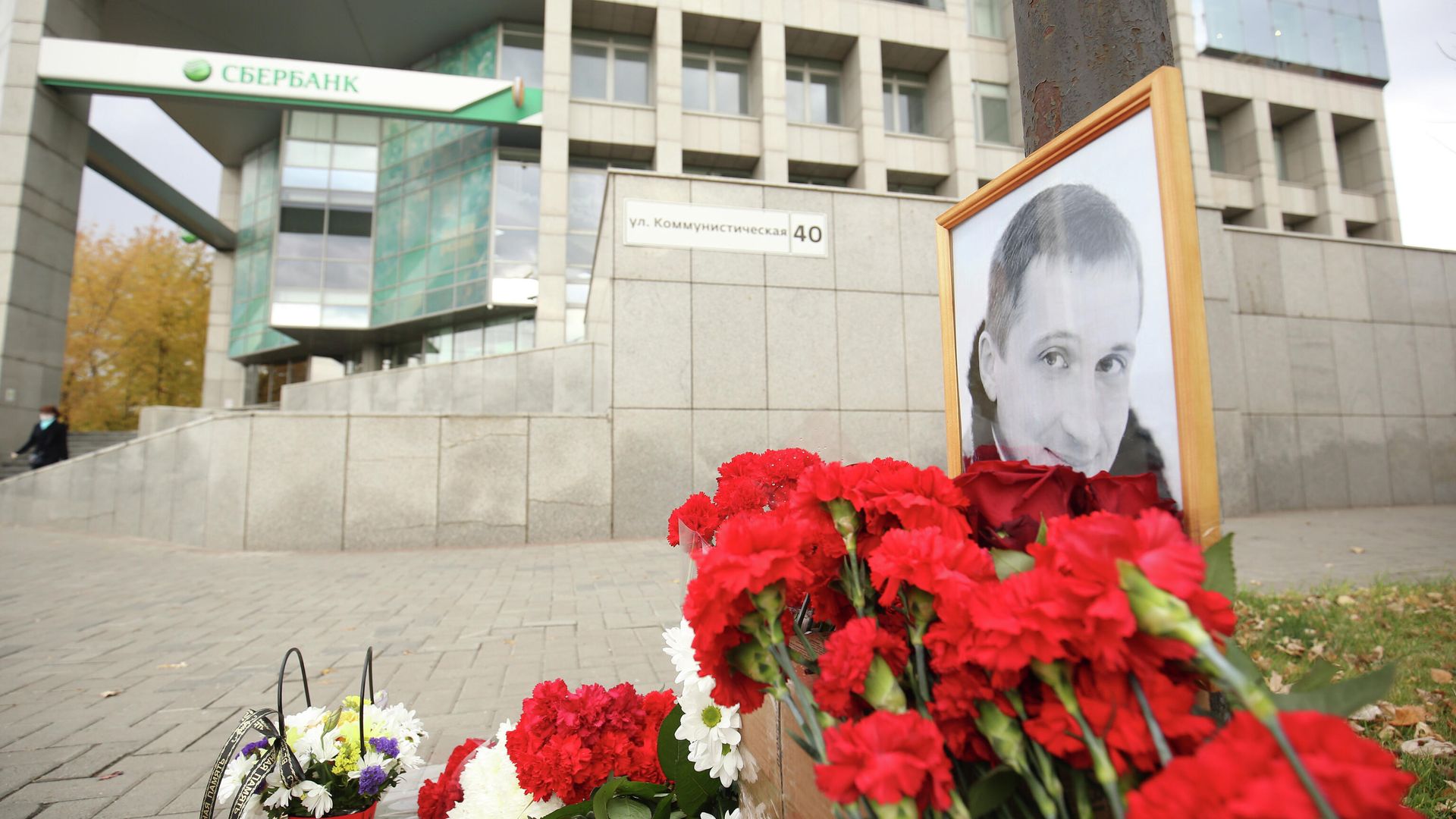 Цветы в память о погибшем Романе Гребенюке на улице Коммунистической в Волгограде Цветы в память о погибшем Романе Гребенюке на улице Коммунистической в Волгограде - РИА Новости, 1920, 03.11.2020