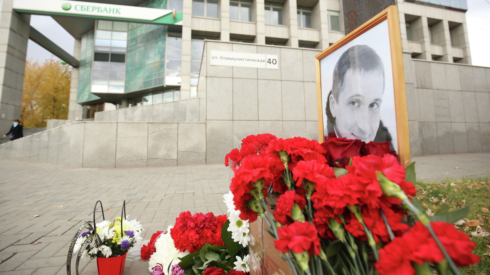 Цветы в память о погибшем Романе Гребенюке на улице Коммунистической в Волгограде Цветы в память о погибшем Романе Гребенюке на улице Коммунистической в Волгограде - РИА Новости, 1920, 03.11.2020