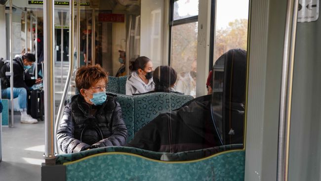 Люди в масках в общественном транспорте в Берлине во время карантина