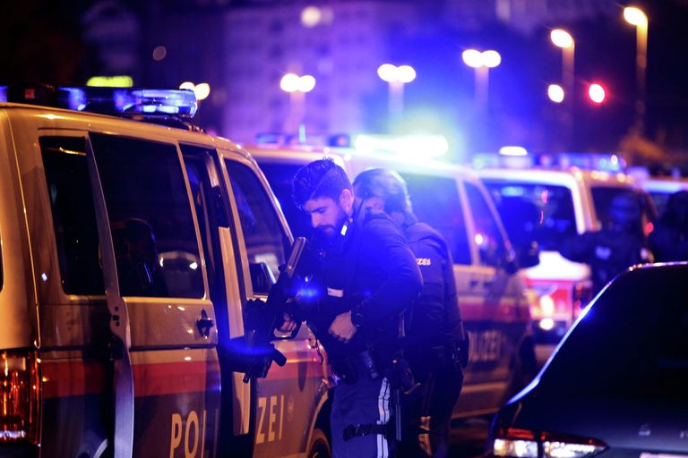 Сотрудники полиции Австрии на месте стрельбы в Вене Сотрудники полиции Австрии на месте стрельбы в Вене