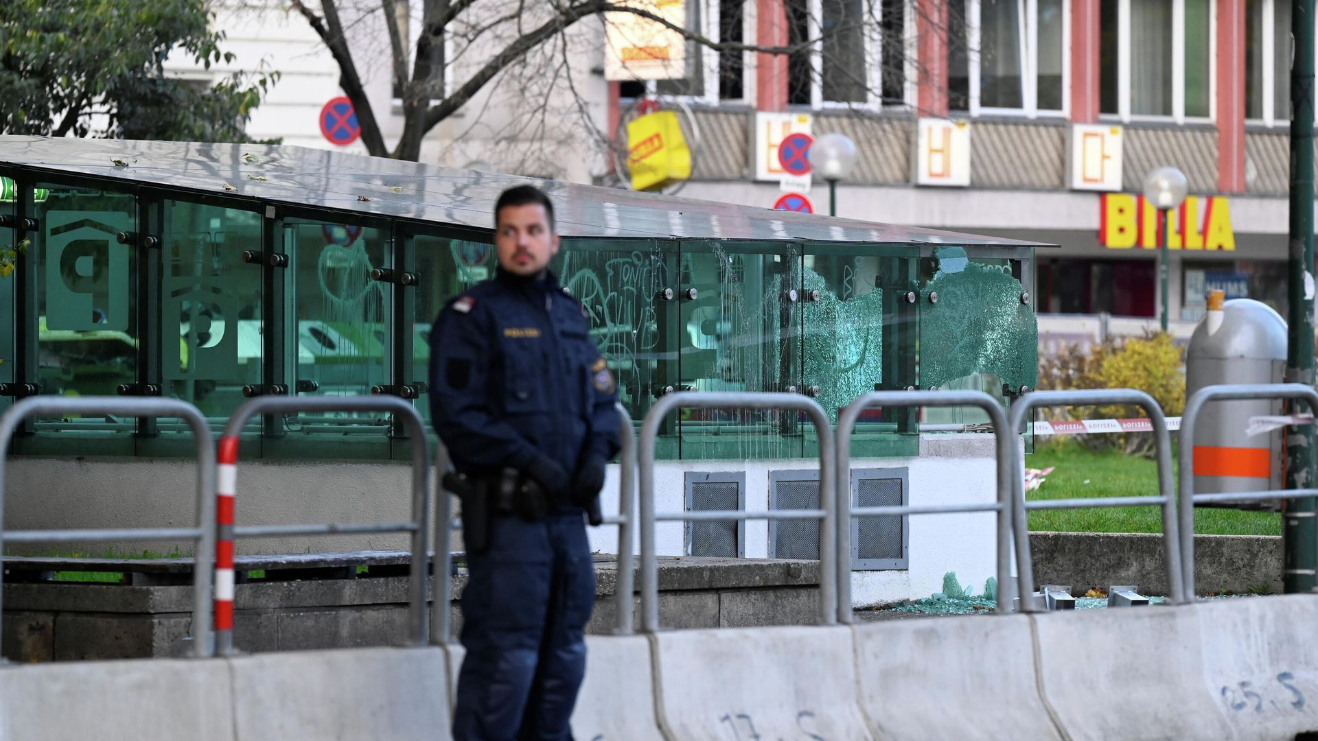 Полицейский после перестрелки в Вене, Австрия Полицейский после перестрелки в Вене, Австрия - РИА Новости, 1920, 03.11.2020