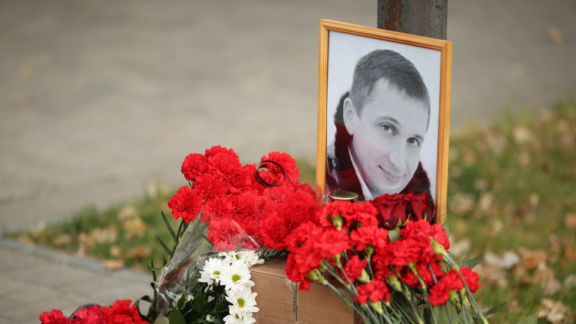 Стихийный мемориал на месте гибели Романа Гребенюка в Волгограде Стихийный мемориал на месте гибели Романа Гребенюка в Волгограде - РИА Новости, 1920, 28.11.2020