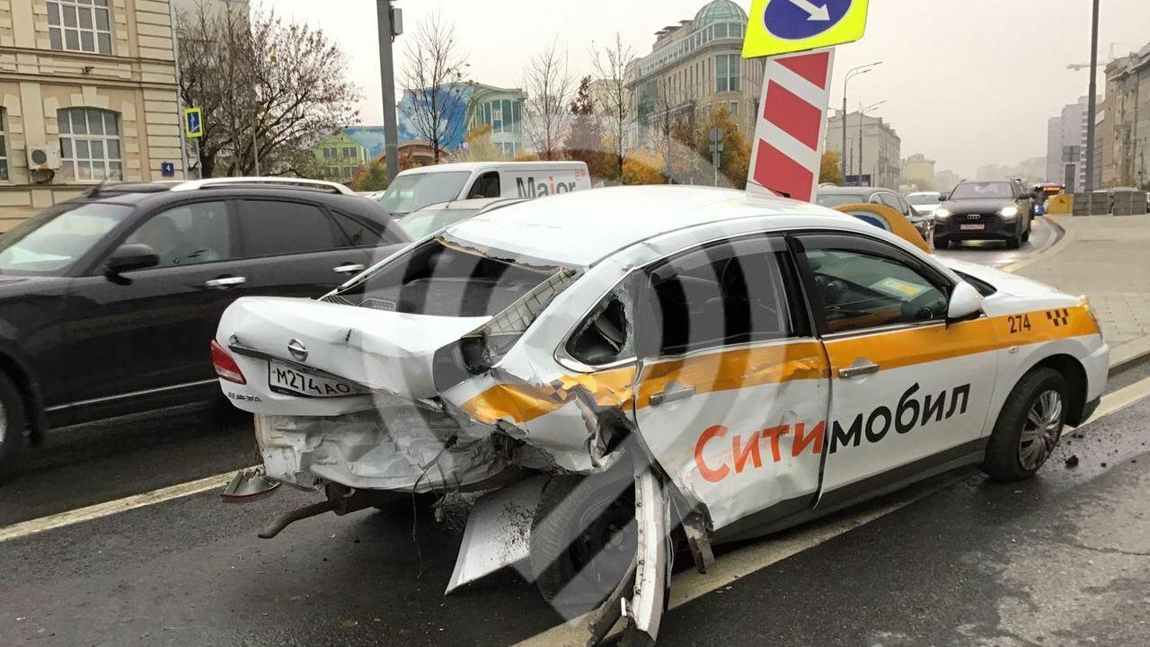 ДТП на Садовой-Черногрязской улице в Москве ДТП на Садовой-Черногрязской улице в Москве - РИА Новости, 1920, 03.11.2020