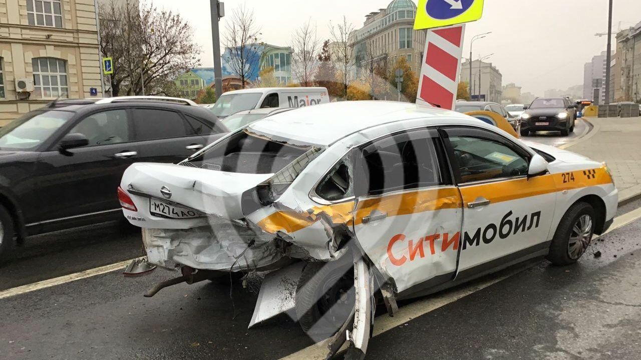 ДТП на Садовой-Черногрязской улице в Москве ДТП на Садовой-Черногрязской улице в Москве - РИА Новости, 1920, 03.11.2020
