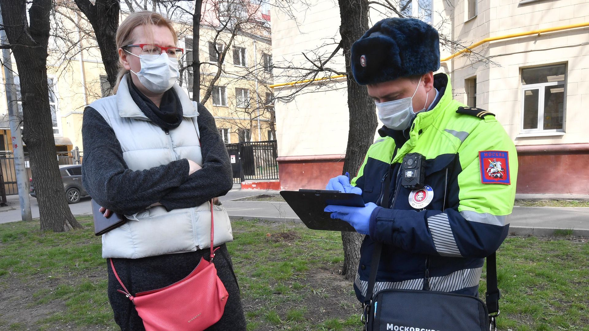 Сотрудник Московской административной дорожной инспекции выписывает штраф за неправильную стоянку автомобиля Сотрудник Московской административной дорожной инспекции выписывает штраф за неправильную стоянку автомобиля - РИА Новости, 1920, 03.11.2020