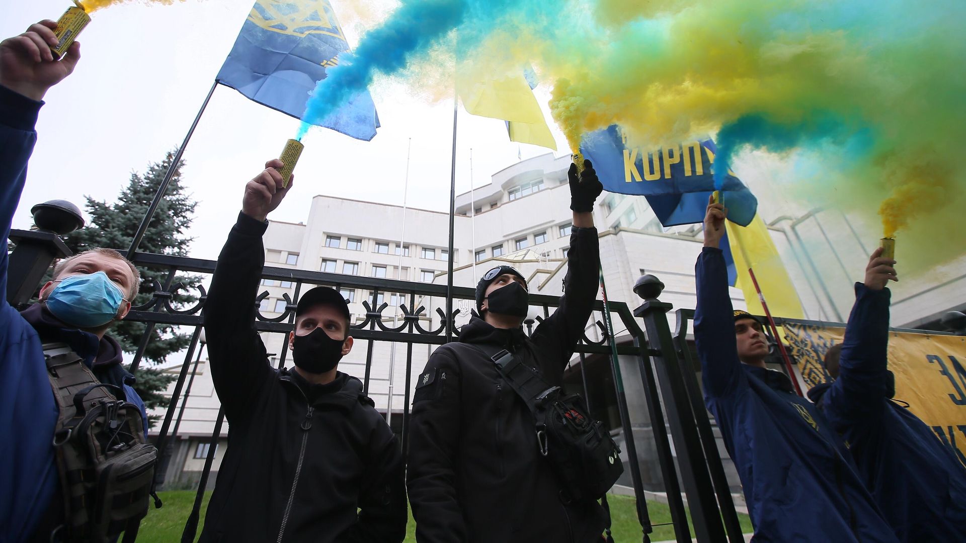 Участники акции протеста у здания Конституционного суда в Киеве Участники акции протеста у здания Конституционного суда в Киеве - РИА Новости, 1920, 10.01.2021