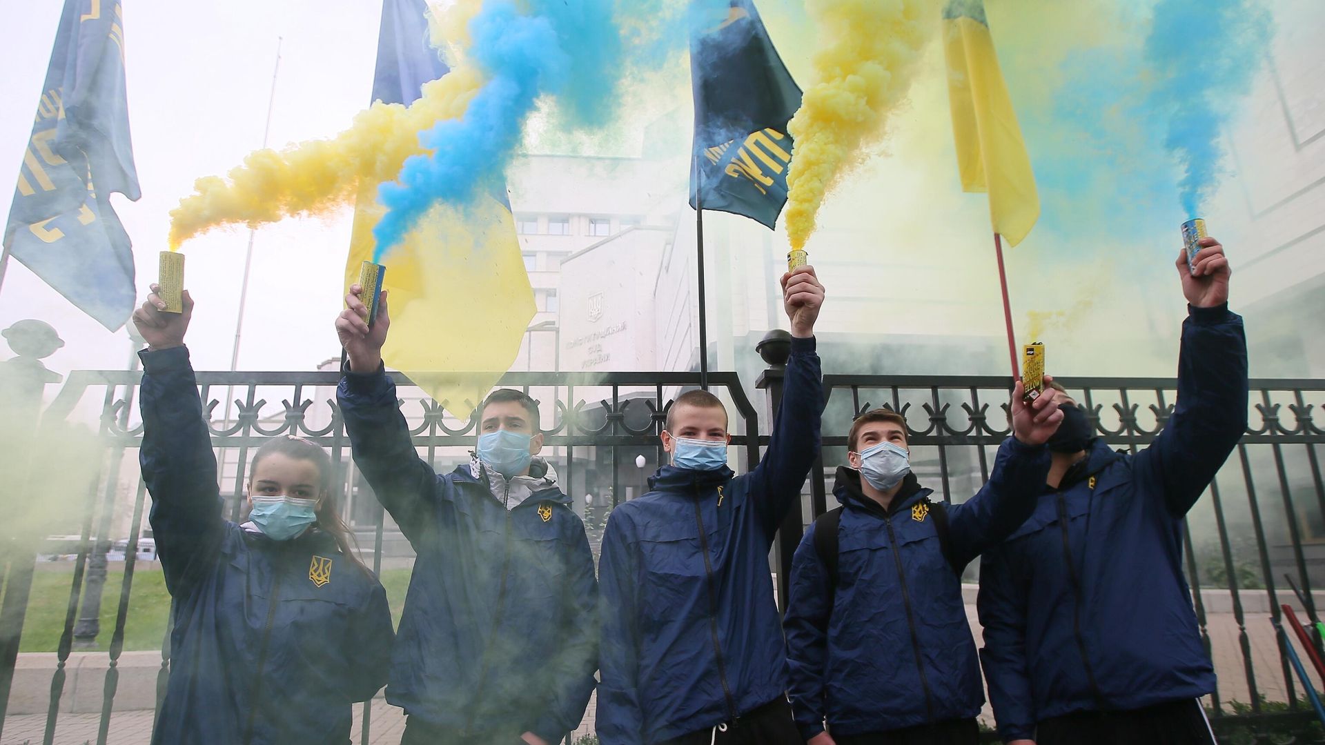 Участники акции протеста у здания Конституционного суда в Киеве Участники акции протеста у здания Конституционного суда в Киеве - РИА Новости, 1920, 03.11.2020