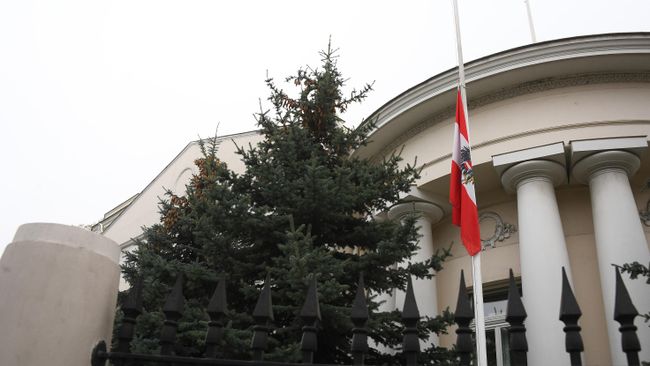 Флаг у здания посольства Австрии в Москве