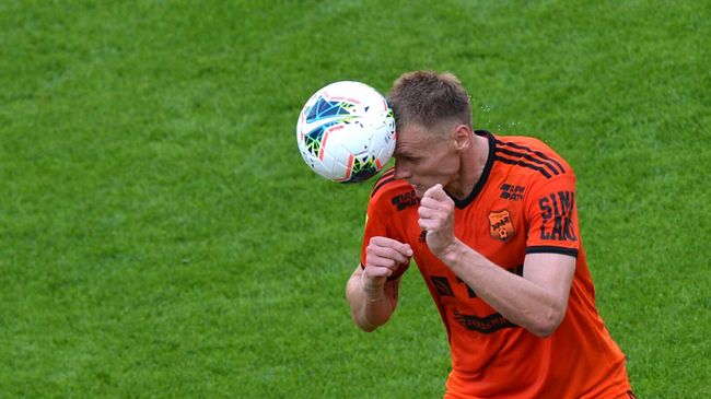 Игрок Урала Роман Емельянов