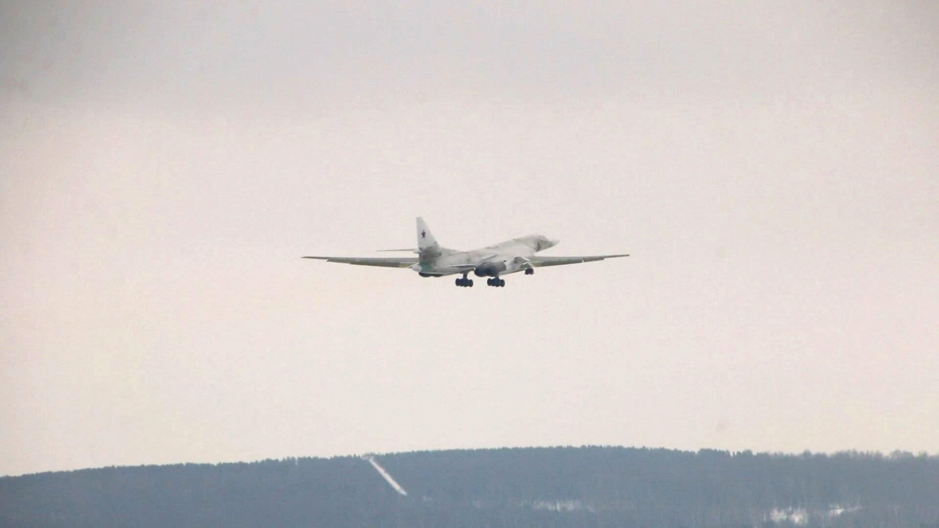 Модернизированный ракетоносец-бомбардировщик Ту-160М во время первого полета с новыми двигателями. 3 ноября 2020 Модернизированный ракетоносец-бомбардировщик Ту-160М во время первого полета с новыми двигателями. 3 ноября 2020 - РИА Новости, 1920, 03.11.2020
