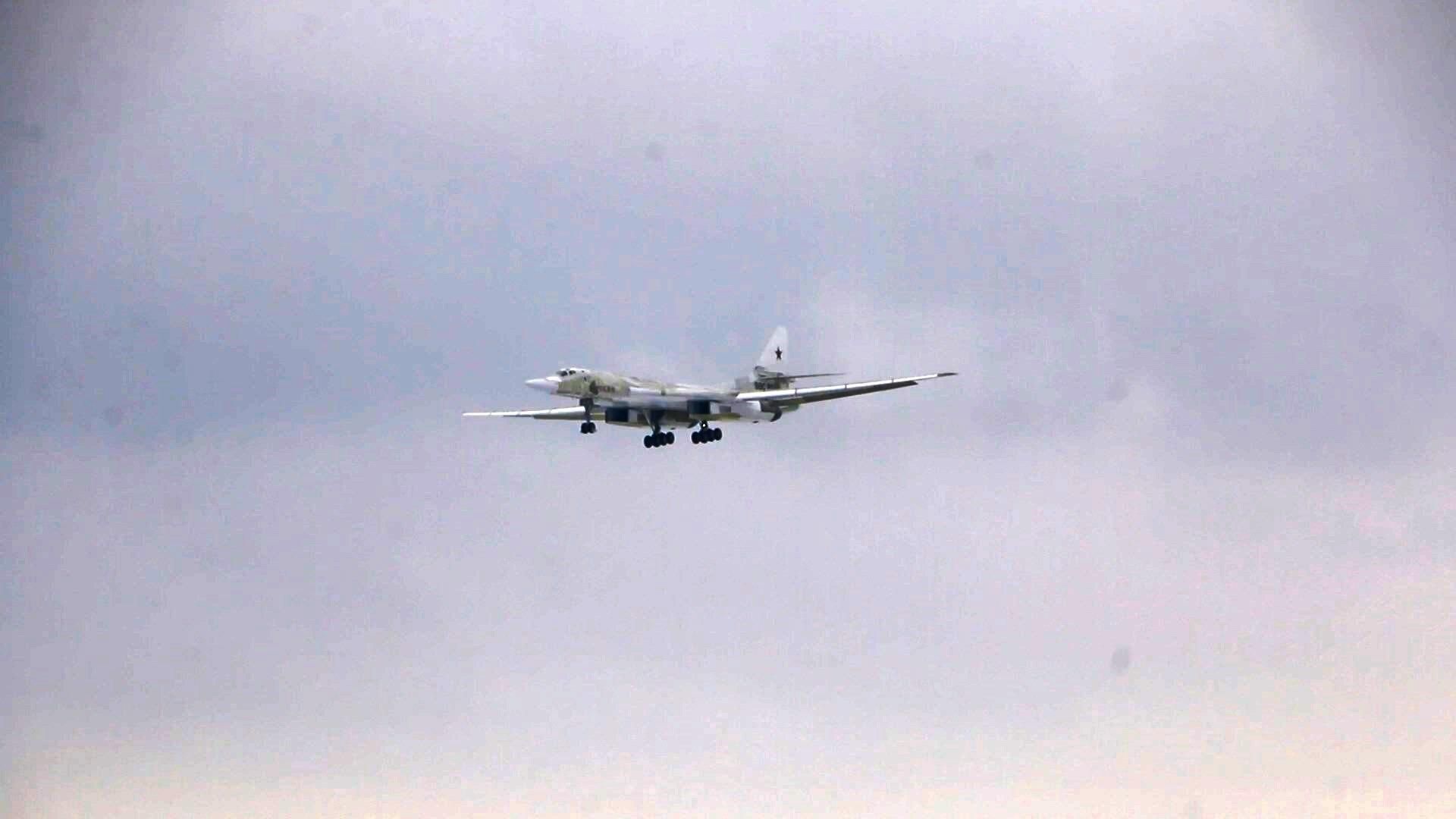 Модернизированный ракетоносец-бомбардировщик Ту-160М во время первого полета с новыми двигателями Модернизированный ракетоносец-бомбардировщик Ту-160М во время первого полета с новыми двигателями - РИА Новости, 1920, 09.12.2020